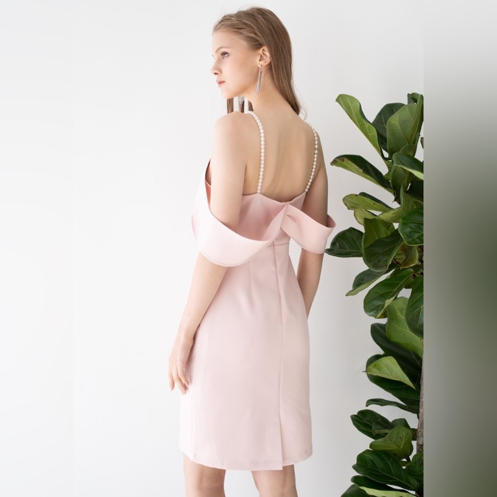 PEARL STRAP COLD-SHOULDER SHIFT DRESS IN PINK